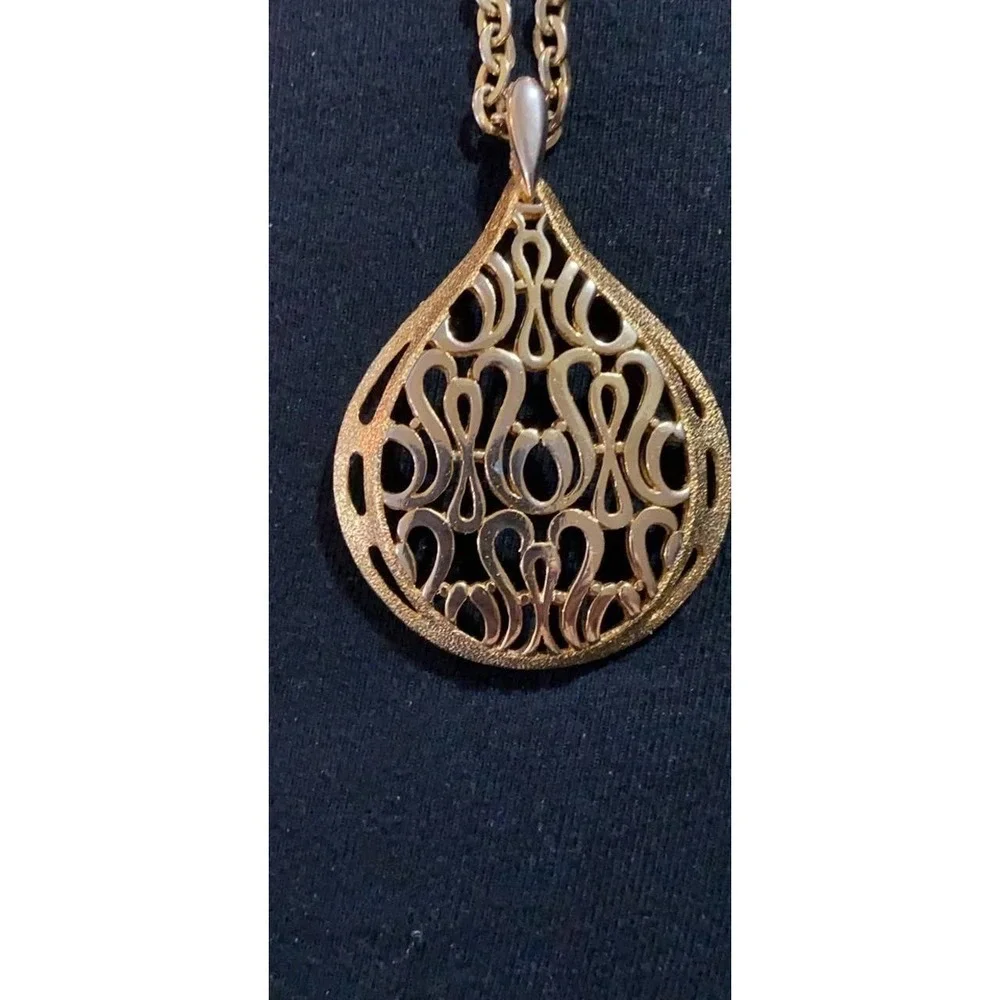 Vintage Gold-Tone Filigree Teardrop Pendant Necklace - Picture 4 of 9